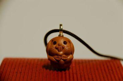 方寸之間容萬物!江蘇女孩將果核雕成國禮