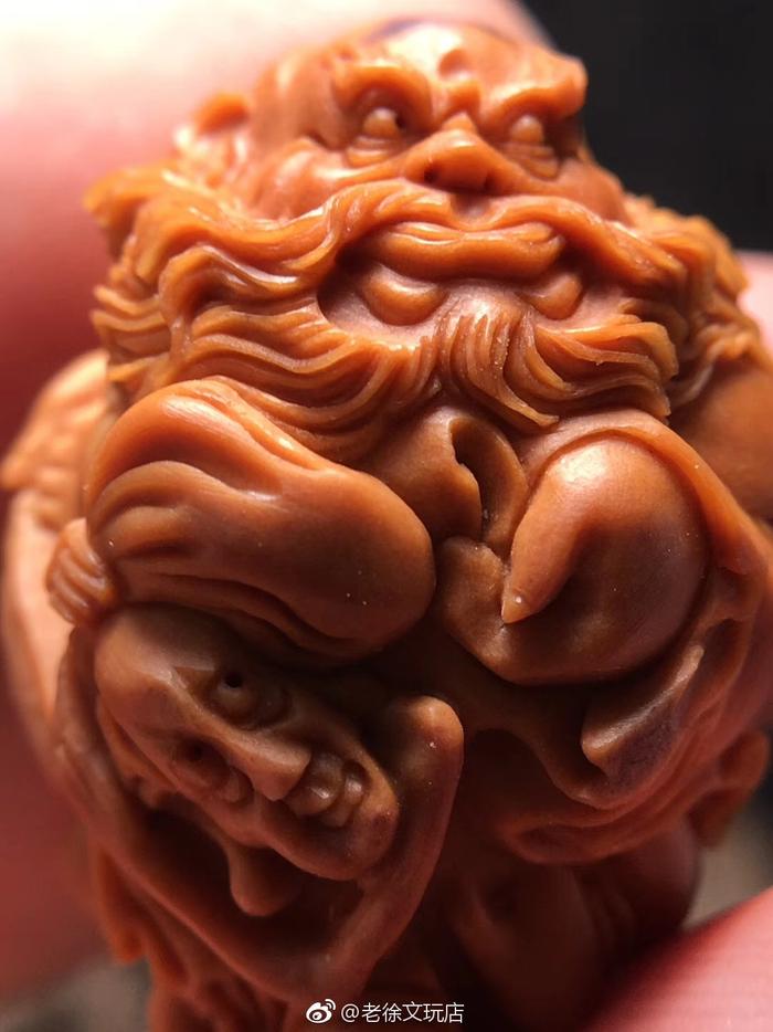 橄欖核雕:鐘馗納福2.25至2.85。鐘馗捉鬼