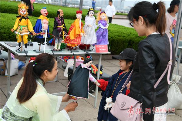 市民與"非遺"親密接觸 五四廣場上演"非遺"秀